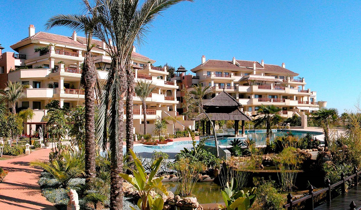 laguna de banus complex, marbella