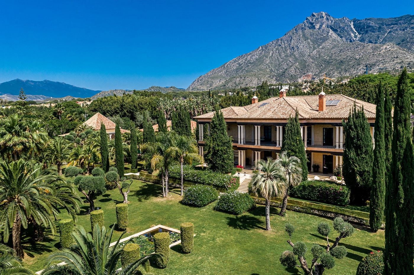 nagueles mansions